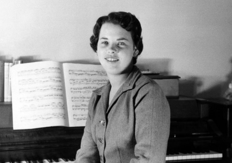 Queen Sara Saturday Mister Rogers' Neighborhood